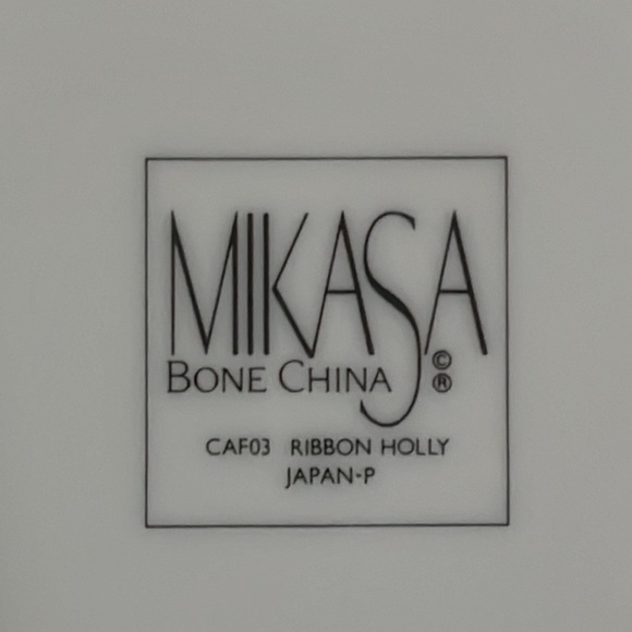 Mikasa Ribbon Holly Cheese & Cracker Board 10 1/2” Discontinued - Picture 3 of 8